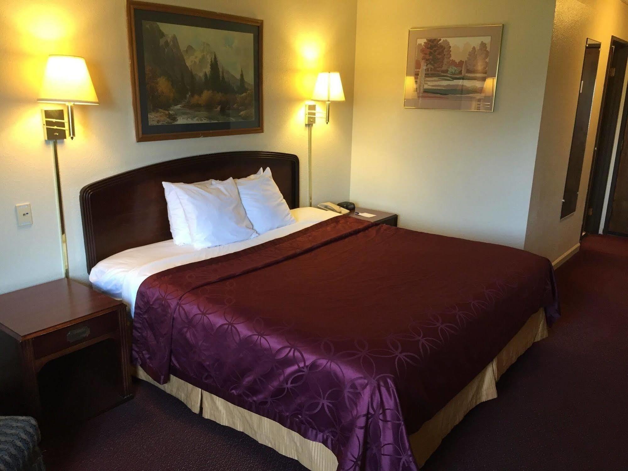 Americas Best Value Inn Stockton Exterior photo